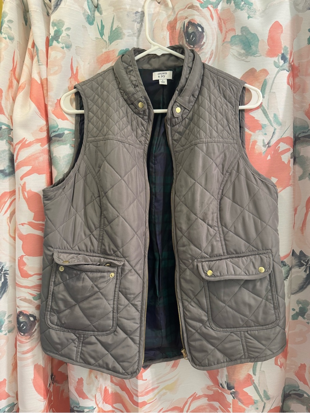 crown & ivy Quilted Gray Sleeveless Vest